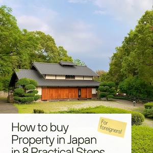 Op de afbeelding: Een traditioneel Japans huis met een donker pannendak en houten accenten, omgeven door weelderig groen. De afbeelding bevat de tekst "How to buy Property in Japan in 8 Practical Steps" en een notitie met "For foreigners!"