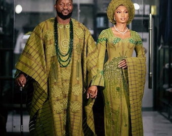 Luxuriöses Aso-Oke mit Perlenstickerei für Paar: Paar Traditionelles Hochzeitsoutfit, Bräutigam und Braut individuelles afrikanisches Brautkleid