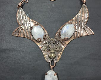 Collar llamativo de piedra lunar arcoíris de cobre hecho a mano, largo ajustable