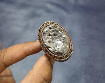 Anillo de gema shungita hecho a mano, joyería envuelta en alambre de cobre