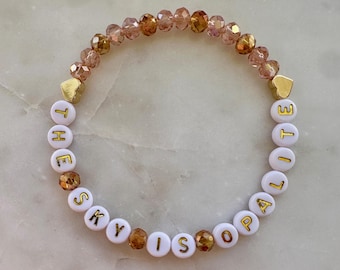 Pulsera inspirada en la vida de una vedette: El cielo es ópalo. Cuentas de cristal con detalle de estrella dorada, color personalizado, ópalo.
