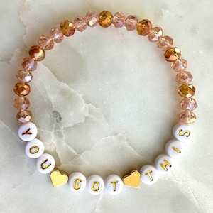 Pulsera &quot;You Got This&quot; / Joyería motivacional / Afirmación positiva / Cuentas de cristal y detalles chapados en oro de 14 quilates. Pulsera hecha a mano. Color personalizado.