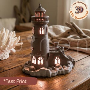 Op de afbeelding: Een bruine decoratieve lamp in de vorm van een vuurtoren met verlichte ramen en een klein huisje. De lamp staat op een houten oppervlak. De tekst "Only Digital Files 3D STL Download" is zichtbaar. De tekst "*Test Print" is ook zichtbaar.