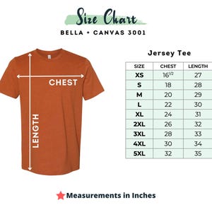 Peut inclure: Un t-shirt en jersey &agrave; manches courtes de couleur orange br&ucirc;l&eacute; accompagn&eacute; d'un tableau des tailles Bella + Canvas 3001. Le tableau indique les tailles de XS &agrave; 5XL avec les mesures de poitrine et de longueur en pouces, de 16,5 &agrave; 32 pouces.