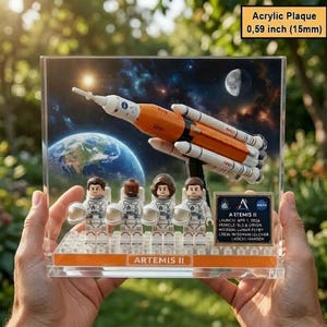 Puede incluir: Un juego de tres tazas de cerámica con un acabado mate moteado. Las tazas son de color crema, gris claro y gris oscuro. Cada taza tiene un diseño simple y moderno y un asa redondeada.