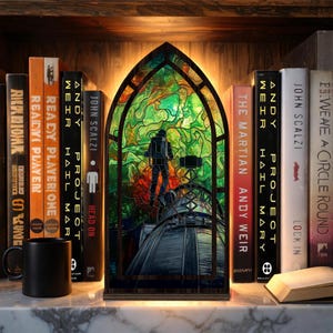 Puede incluir: Una taza de cerámica blanca con un asa negra y el texto "But First, Coffee" en negro, con una fuente de estilo manuscrito. La taza está sobre una superficie blanca.