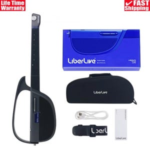 Op de afbeelding: Een zwarte LiberLive Fusion Gitaar met bijpassende hoes, blauwe doos en accessoires. De gitaar heeft een uniek, modern ontwerp. De doos en hoes zijn voorzien van het LiberLive logo. Inclusief USB-kabel, riem en handleiding.