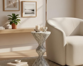 Mesa auxiliar escultural de mármol de Carrara con pedestal de reloj de arena para sofá de sala de estar
