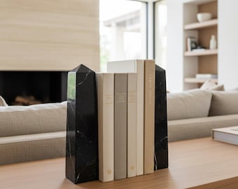 Par de sujetalibros de obelisco de mármol negro, decoración minimalista moderna para escritorios de lujo.