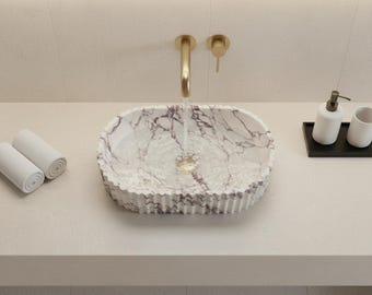 Lavabo ovalado de mármol Calacatta Viola con diseño acanalado para baño.