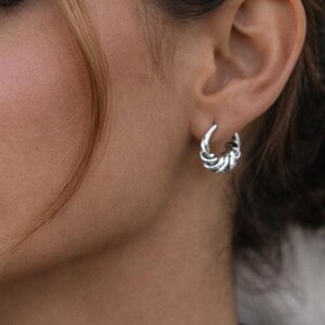 Silberne Creolen Ohrringe – Moderne Statement Hoops – Minimalistischer Designer Schmuck Geschenk für Sie