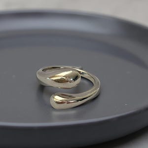 Silber verstellbarer Damenring. Eleganter Modering. Nickelfrei und langlebig Schmuck aus Metalllegierung.