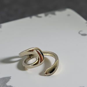 Damenring. Eleganter Modering. Nickelfrei und langlebig Schmuck aus Metalllegierung.