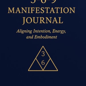 Puede incluir: Un diario azul marino con letras doradas que dice "3-6-9 MANIFESTATION JOURNAL". El subtítulo del diario es "Aligning Intention, Energy, and Embodiment". También aparece un triángulo dorado con los números 3 y 6.