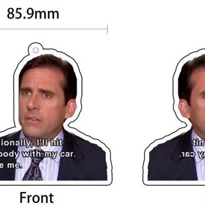 以下が含まれることがあります： スーツ姿の男性の肖像画が描かれた、両面印刷の白いアクリルオーナメント。前面には「Occasionally, I'll hit somebody with my car. So sue me.」というテキストが入っています。オーナメントの幅は85.9mm、高さは80mmです。