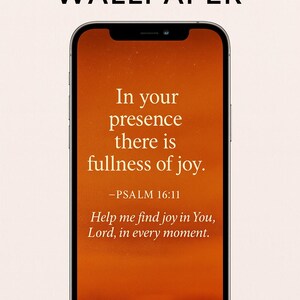 Puede incluir: Un teléfono inteligente muestra un fondo de pantalla naranja con el texto "En tu presencia hay plenitud de gozo. -SALMO 16:11." La pantalla del teléfono también incluye la frase "Ayúdame a encontrar alegría en Ti, Señor, en cada momento." y las palabras "YOUR DAILY LIGHT."
