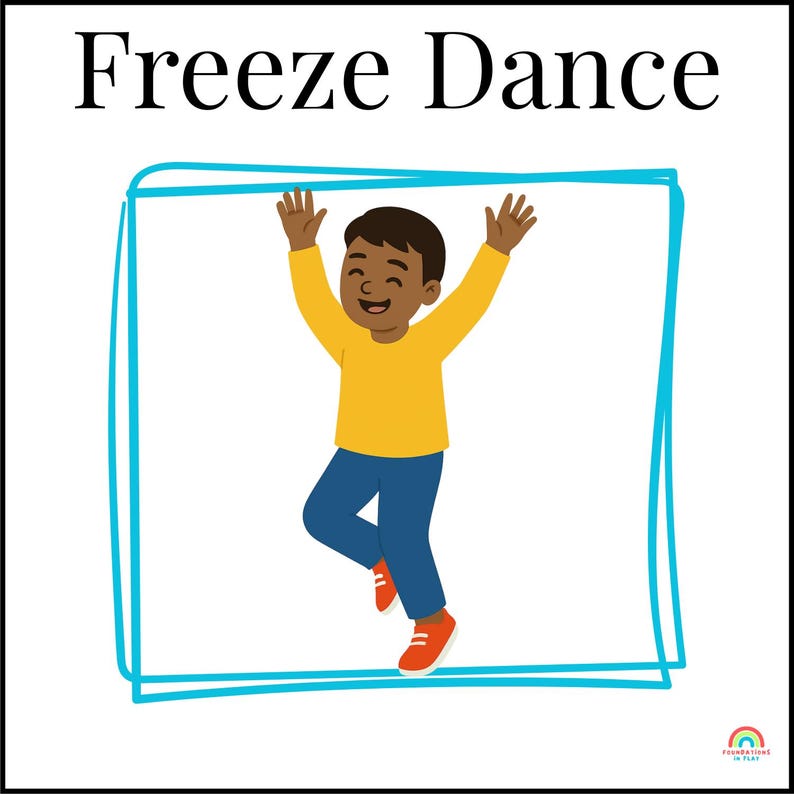 Pu&ograve; includere: Illustrazione di un bambino sorridente con le braccia alzate, che indossa una maglietta gialla, pantaloni blu e scarpe rosse. Le parole "Freeze Dance" sono in alto, con un bordo rettangolare azzurro.