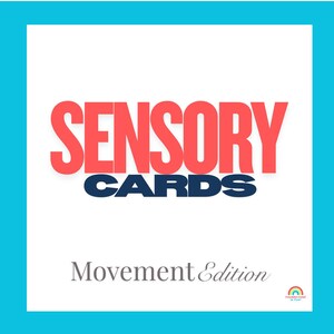 Pu&ograve; includere: Grafica quadrata bianca con le parole "SENSORY CARDS" in grandi lettere rosse sopra "CARDS" in blu navy. Sotto, in un carattere pi&ugrave; piccolo ed elegante, si legge "Movement Edition". Un logo arcobaleno si trova nell'angolo in basso a destra.