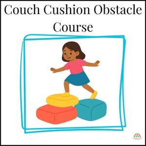 Pu&ograve; includere: Illustrazione di un bambino che percorre un percorso a ostacoli con cuscini del divano. Il testo "Couch Cushion Obstacle Course" &egrave; in alto. Il bambino indossa una maglietta rosa e una gonna blu, camminando su cuscini colorati.