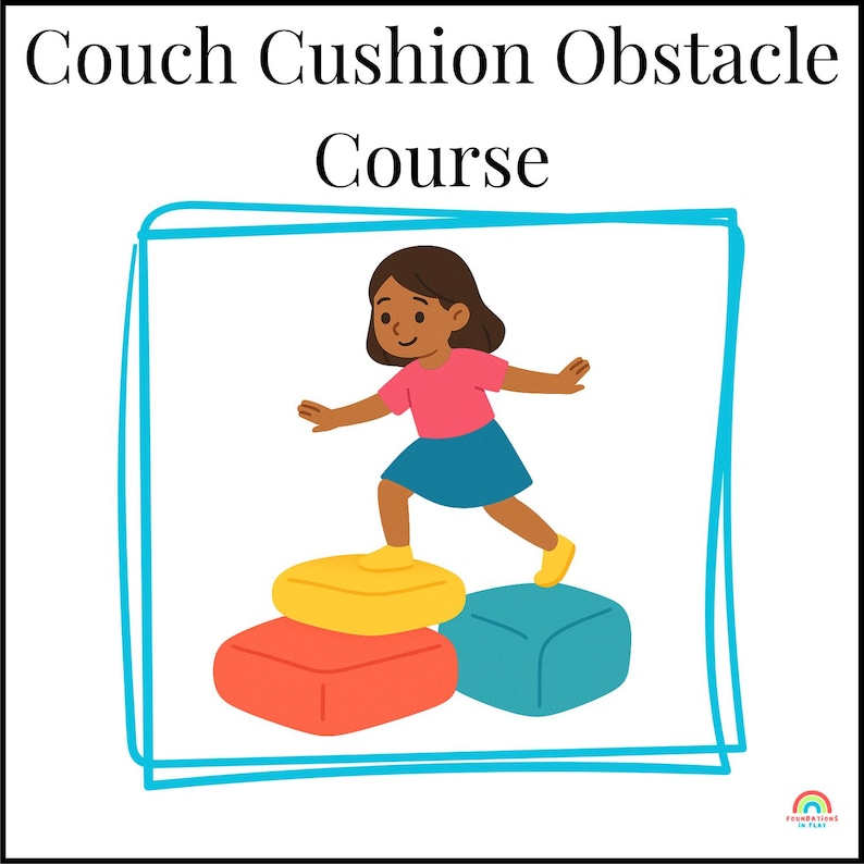 Pu&ograve; includere: Illustrazione di un bambino che percorre un percorso a ostacoli con cuscini del divano. Il testo "Couch Cushion Obstacle Course" &egrave; in alto. Il bambino indossa una maglietta rosa e una gonna blu, camminando su cuscini colorati.
