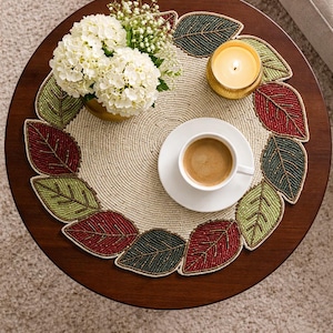 Okrągła podkładka z koralikami | Jesienny wzór kwiatowy z liśćmi, ręcznie robiona luksusowa podkładka na stół
