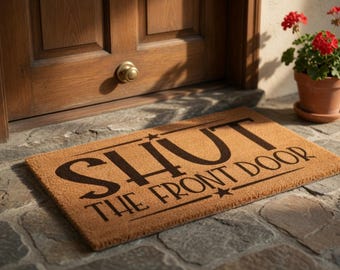 Wycieraczka „Zamknij drzwi wejściowe” | Zabawna i sarkastyczna wycieraczka powitalna | Sassy Coir Door Mat