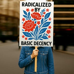 Puede incluir: Un cartel con las palabras "RADICALIZED BY BASIC DECENCY" en texto negro, sostenido por una persona. El cartel presenta un dise&ntilde;o floral con flores rojas y hojas azules. La persona lleva una chaqueta vaquera azul.