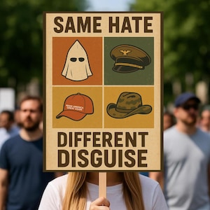 Op de afbeelding: Een protestbord met de woorden "SAME HATE DIFFERENT DISGUISE" en illustraties van een KKK-kap, een militaire pet, een "Make America Great Again"-hoed en een camouflagehoed.