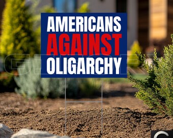 Może przedstawiać: Niebieski znak ogrodowy z białym tekstem "AMERICANS" nad czerwonym tekstem "AGAINST" nad białym tekstem "OLIGARCHY". Znak jest wyświetlany w ogrodzie z roślinami i domem w tle.