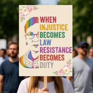Może przedstawiać: Tablica trzymana przez osobę z tekstem "WHEN INJUSTICE BECOMES LAW RESISTANCE BECOMES DUTY" w tęczowych kolorach. Tablica przedstawia tęczowy portret Ruth Bader Ginsburg i kwiatowe akcenty.