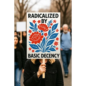 Puede incluir: Un cartel sostenido por una persona en una multitud, con las palabras "RADICALIZED BY BASIC DECENCY" en texto negro. El cartel presenta un dise&ntilde;o floral con flores rojas y hojas azules.