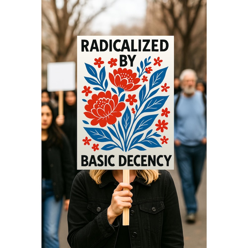 Puede incluir: Un cartel sostenido por una persona en una multitud, con las palabras "RADICALIZED BY BASIC DECENCY" en texto negro. El cartel presenta un dise&ntilde;o floral con flores rojas y hojas azules.