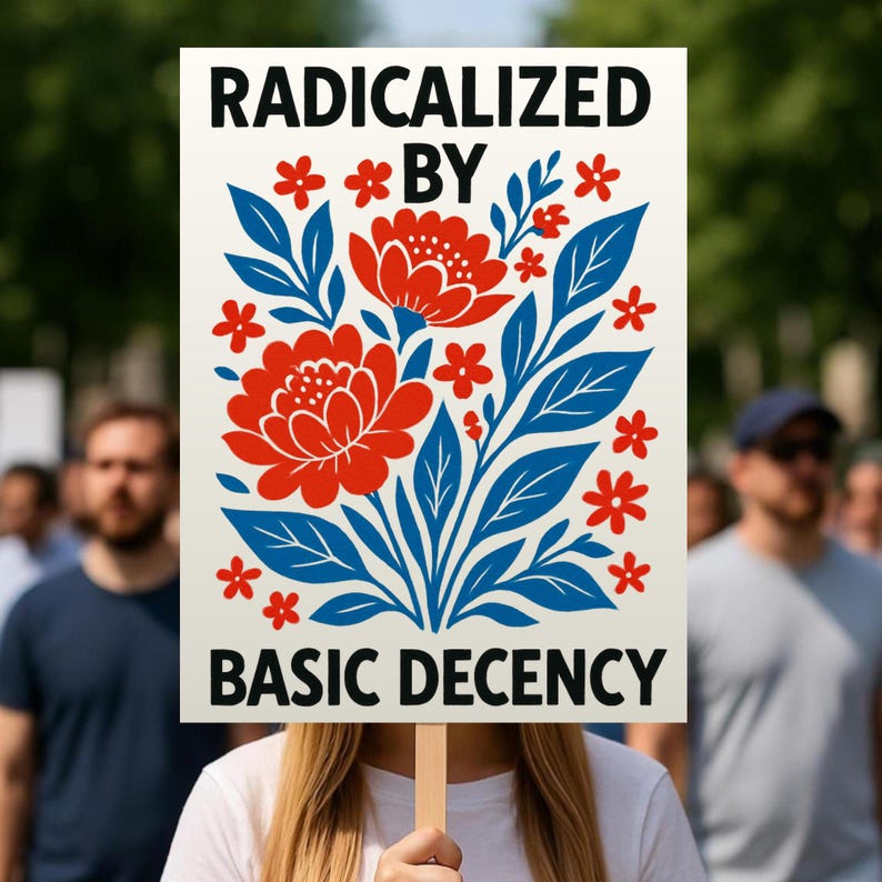 Puede incluir: Un cartel con las palabras "RADICALIZED BY BASIC DECENCY" en texto negro. El cartel presenta un dise&ntilde;o floral con flores rojas y hojas azules. El cartel es sostenido por una persona en una multitud.