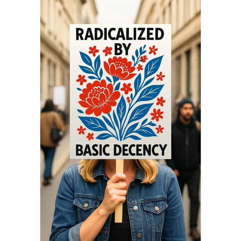 Puede incluir: Un cartel con las palabras "RADICALIZED BY BASIC DECENCY" en texto negro. El cartel presenta un dise&ntilde;o floral con flores rojas, hojas azules y acentos rojos en forma de estrella. El cartel lo sostiene una persona con una chaqueta vaquera.