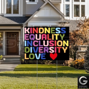 Może przedstawiać: Czarny szyld ogrodowy z napisem "KINDNESS, EQUALITY, INCLUSION, DIVERSITY, LOVE" w kolorowych literach i czerwonym sercem. Znak jest wyświetlany na zielonym trawniku przed domem.