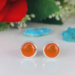 Karneol Runde Ohrstecker, 925 Sterling Silber Gold Finish, Kleine Orange Edelstein Ohrstecker, Minimalistisches Zierliches Schmuck Geschenk für Frauen