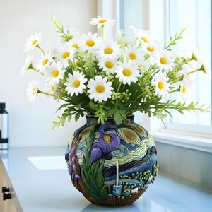 Può includere: Un vaso decorativo pieno di margherite bianche con centri gialli e foglie verdi. Il vaso è dipinto con un disegno a vortice in blu, verde e marrone e presenta un'iride viola e altri elementi floreali.