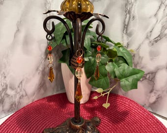 Decoración de mesa bohemia de estilo vintage, pilar o centro de mesa votivo: portavelas de vidrio ámbar con base de metal ornamentada y prismas de vidrio
