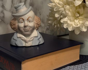 Vintage keramieken clownbeeldje met blauwe cilinderhoed - circusdecor voor verzamelaars