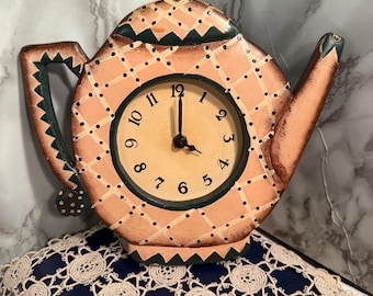 Reloj de pared con forma de tetera vintage, decoración de cocina pintada a mano, funciona con pilas, arte popular caprichoso