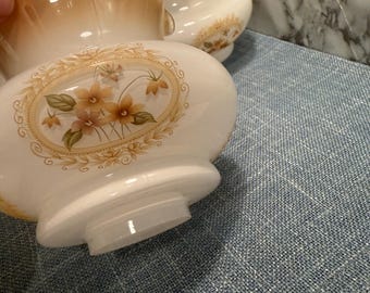 Pantalla de lámpara vintage (1) de cristal de leche pintada a mano – Relieve floral, borde ondulado, globo de repuesto estilo victoriano