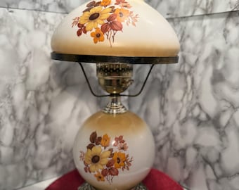 Lámpara de mesa vintage con diseño de girasol, cristal blanco y ámbar, con diseño floral de Lo que el viento se llevó, pantalla con volantes.