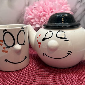 Juego de tetera y taza vintage con cara sonriente y corazones, nariz elevada en 3D. Colección de cerámica original. Regalo novedoso de los años 80 para decoración de cocina.