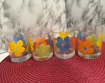 Vintage 70s style floral juice glasses set of 4, colorful daisy print small tumblers, retro flower power barware, cottagecore kitchen decor