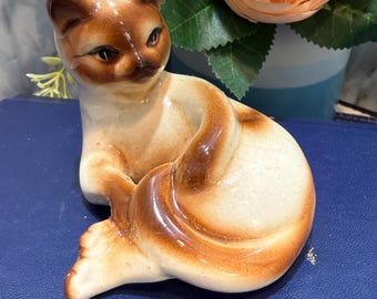 Figura vintage de gato siamés, gato de cerámica reclinado, decoración de gatito de mediados de siglo en marrón y crema, adorno coleccionable para estante