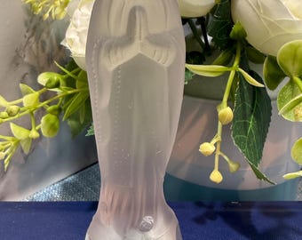 Figura vintage de cristal esmerilado de Nuestra Señora de Lourdes, estatua devocional de la Virgen María, decoración religiosa, recuerdo vintage de Lourdes.