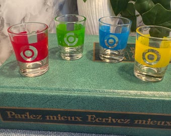 Vintage Mod Primary Color Shot Glasses – Set of 4 Retro Circle Target Glasses – Color Block Barware, Red Green Blue Yellow