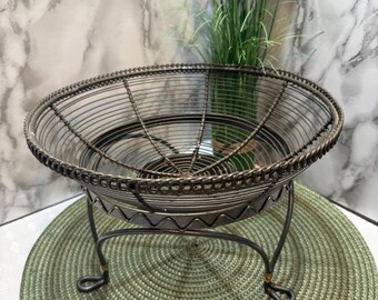 Vintage Wire Fruit/ Egg Basket on Stand – Metal Pedestal Bowl / Bread Basket – Farmhouse Cottage Kitchen Centerpiece