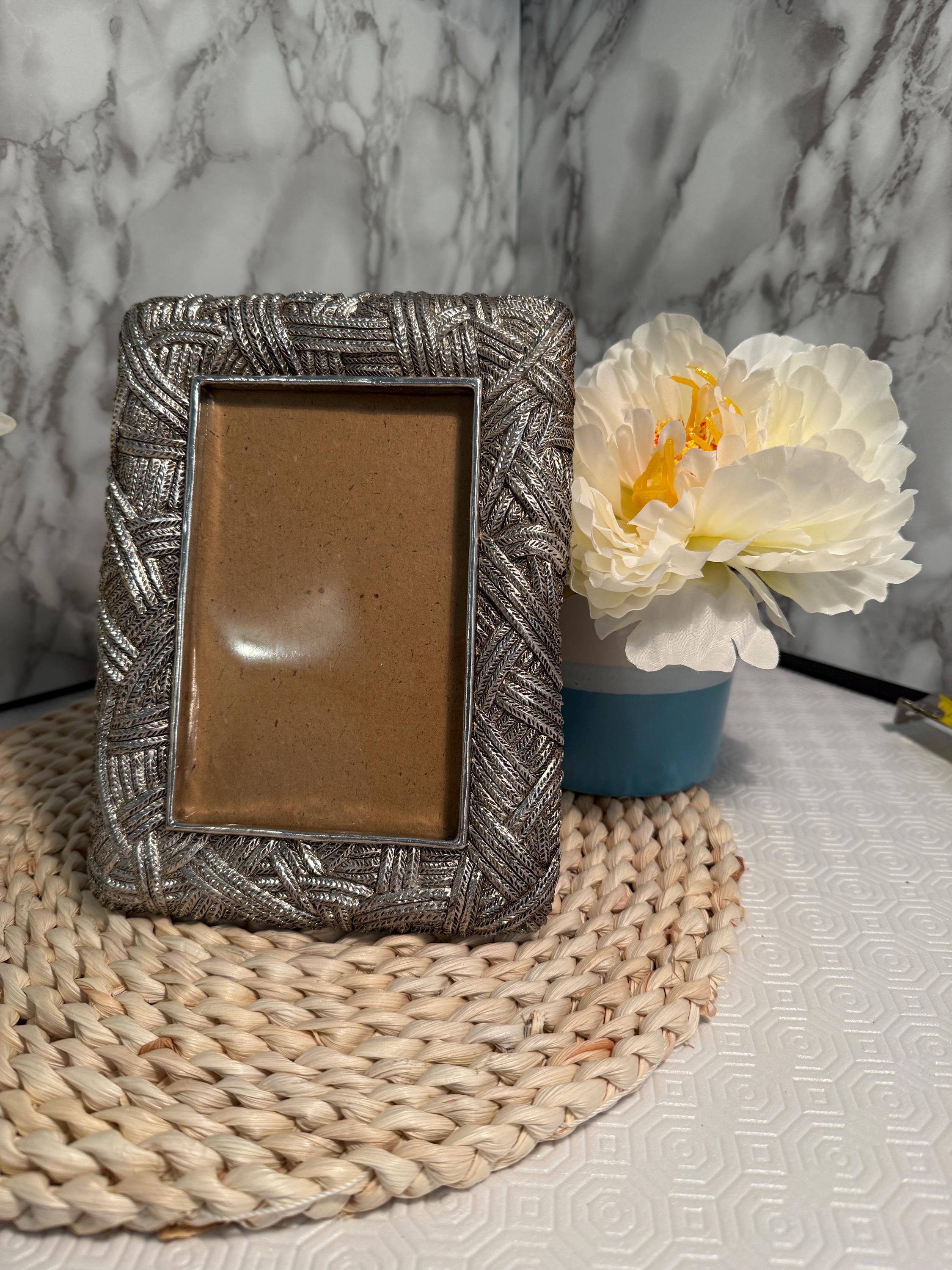 ヴィンテージシルバーカラーの装飾的な質感のある額縁、長方形の写真