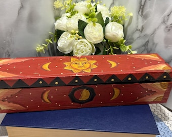 Scatola portagioie/porta incenso vintage in legno dipinto a mano con luna, sole e stelle, arte popolare, decorazione astrale celeste, arredamento boho per la casa